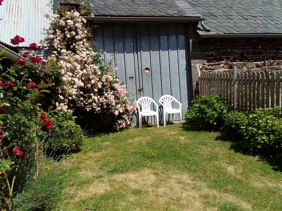 Jardin, grange et écurie en face de la maison