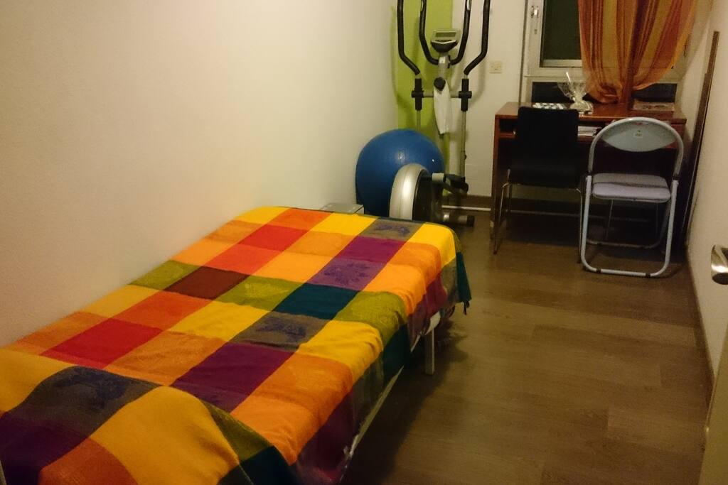 Habitación individual con mesa de estudio.