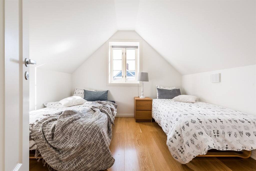 Bedroom '1 with two single beds