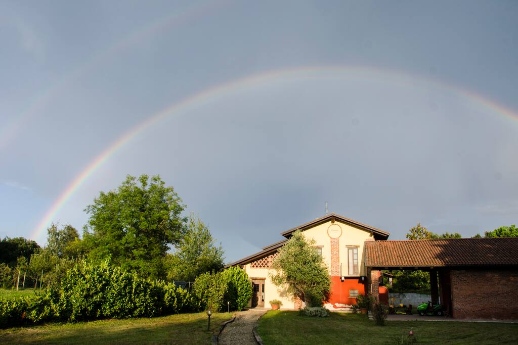 Ecco la nostra cascina incorniciata da uno splendido arcobaleno!