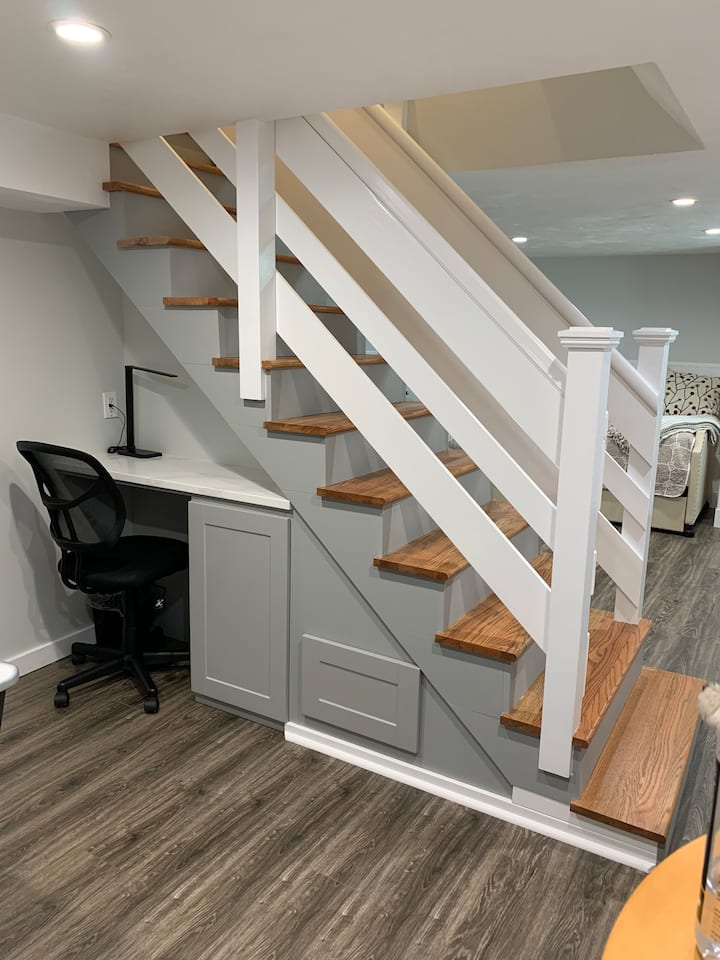 บันไดชั้นใต้ดินพร้อมพื้นที่ทำงานบนโต๊ะทำงาน 