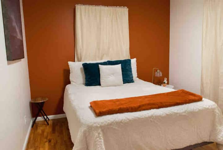 „Vychutnajte si pokoj v našom útočisku Airbnb – útočisko s manželskou posteľou, ktoré vás pozýva na oddych v pohodlí pokoja.  #QuietRetreat“