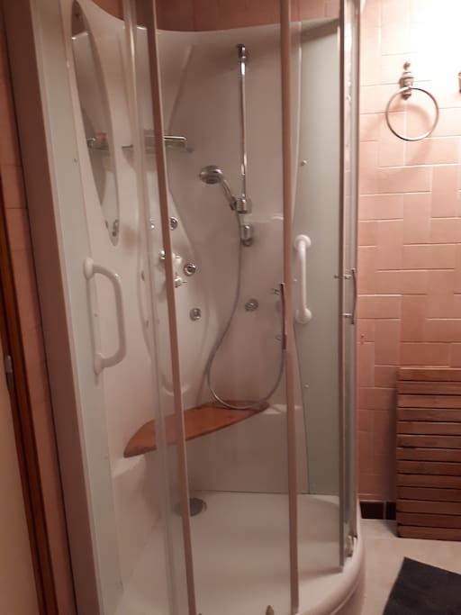 Salle de bain avec douche