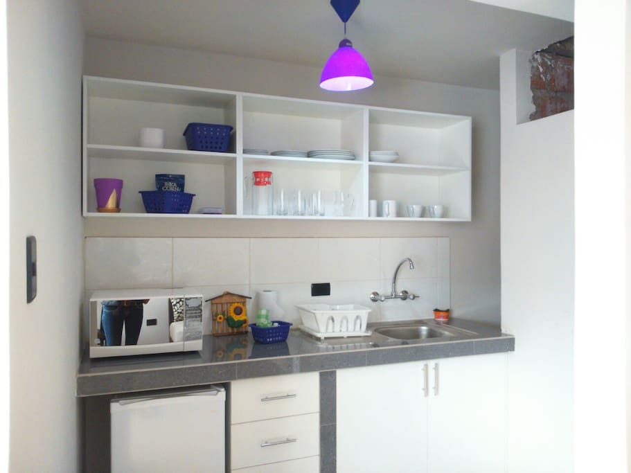 Kitchennete equipado con microondas, frigobar, hervidor, menaje para 4 personas. Agua fría y caliente en el lavatorio /Kitchennette