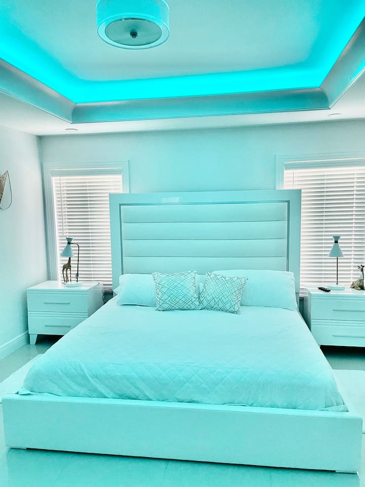 Dormitorio principal con luces que cambian de color