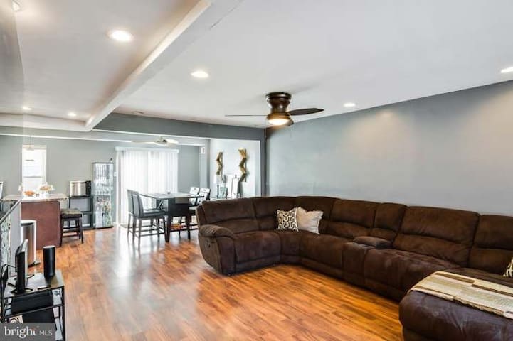 The Buist House - 3BD 3BA near the Airport