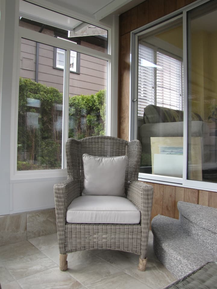 By The Quay  - Green Bedroom - Port Alberni