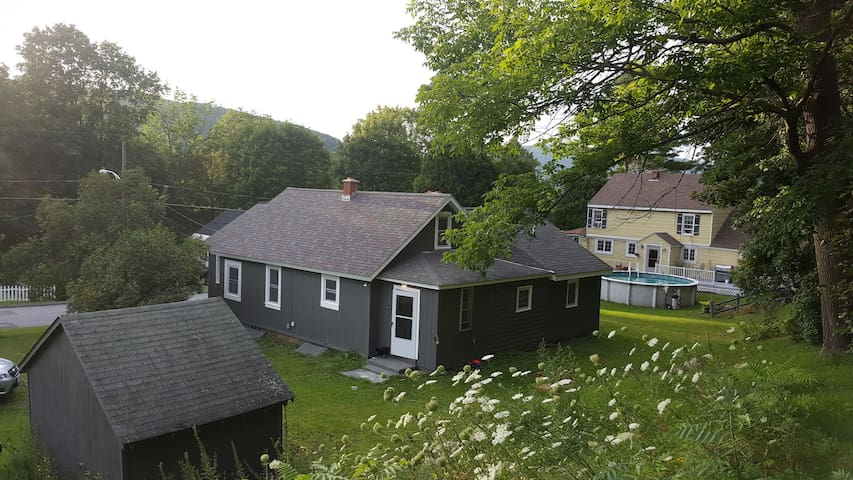 Adorable 2 bedroom (kid friendly) bungalow
