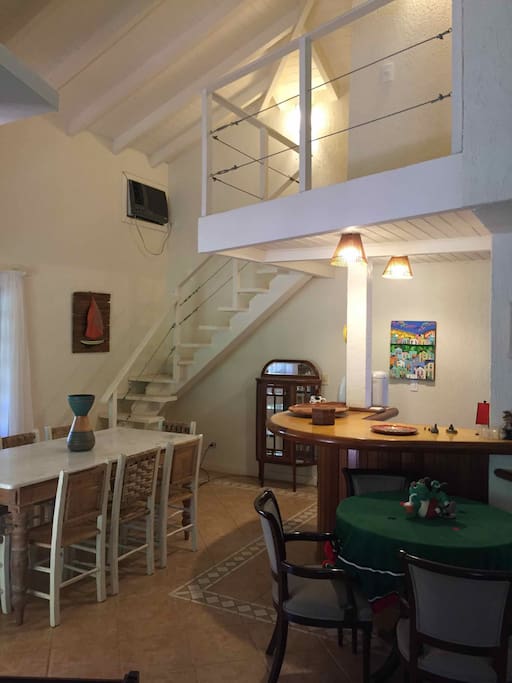 Sala de Jantar e escada para dormitório
