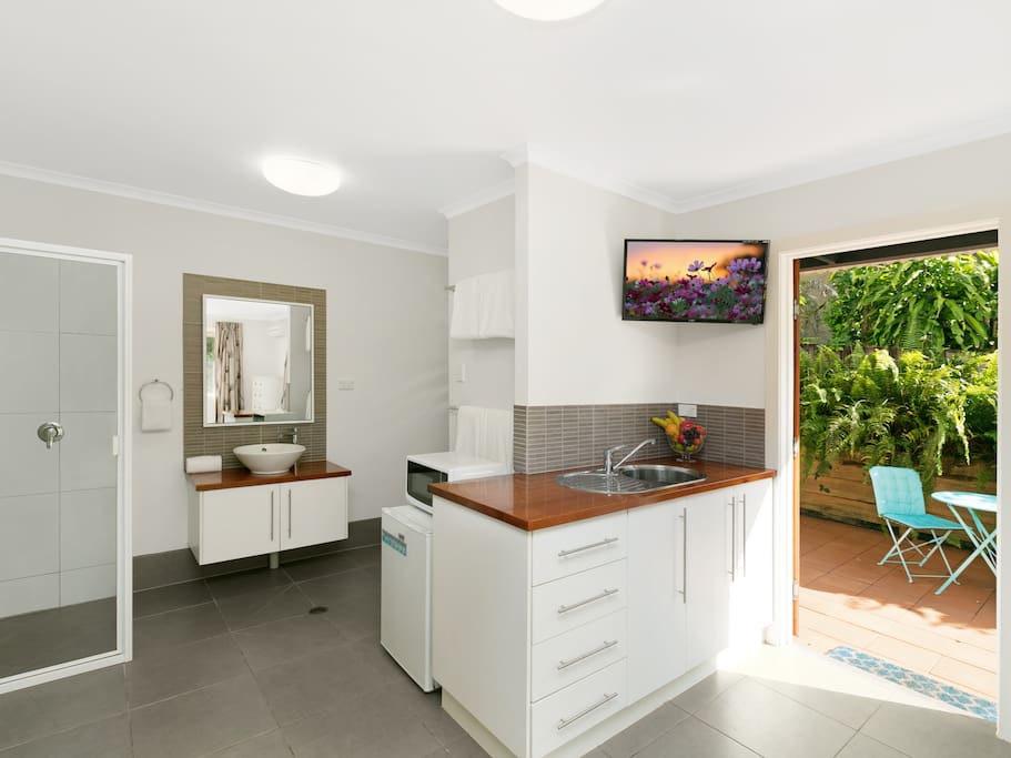 Kitchenette with bar fridge and microwave