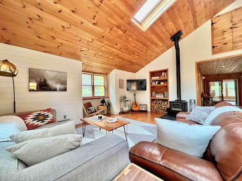 Pet-Friendly Cabin 18 acres: GameRoom and FirePit!