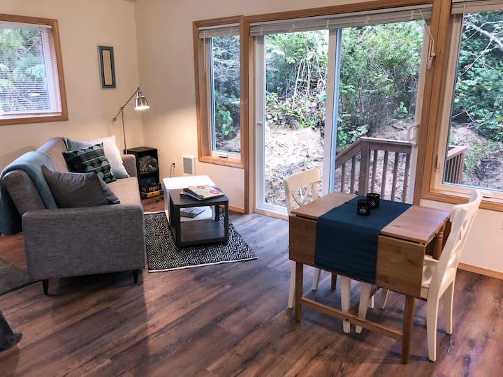 Пространа и лесна дневна/трпезарија со прекрасен поглед кон морската шума.