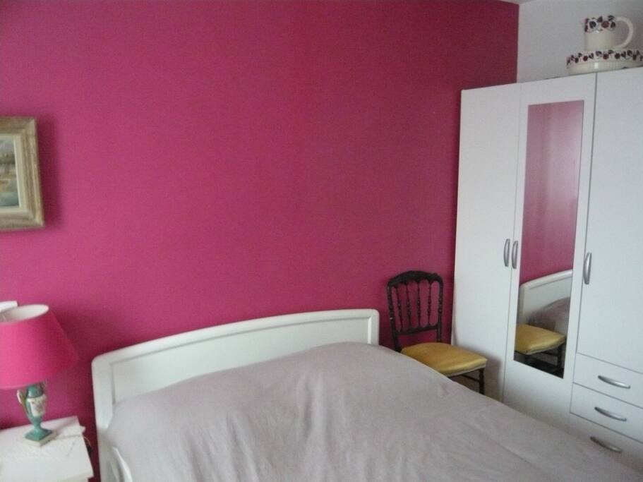Chambre Corail équipée d'une armoire penderie