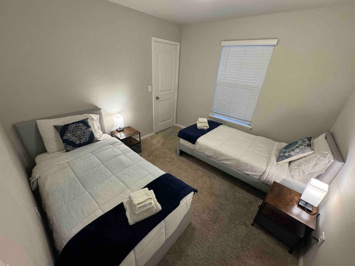 3号卧室、2张单人床、步入式衣柜、2个床头柜、2盏灯。