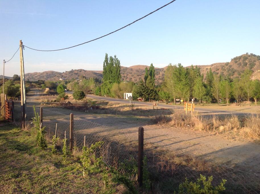 Zona serrana y muy tranquila, sobre la ruta,fácil acceso.