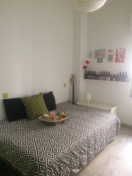 Cama doble y mesita de noche