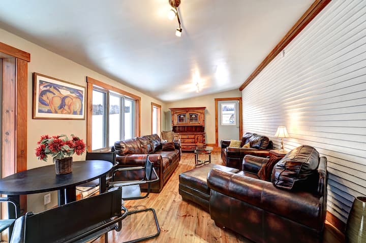Sleeps 9, 7 beds, 3 bath, pets OK