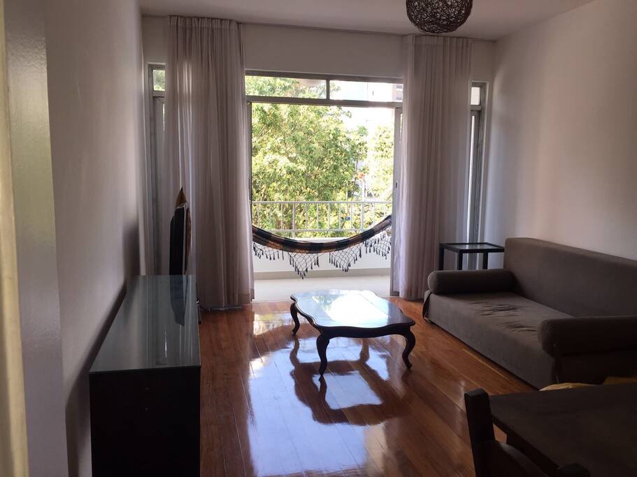 Sala com sofá cama casal,TV 42" e varanda com rede