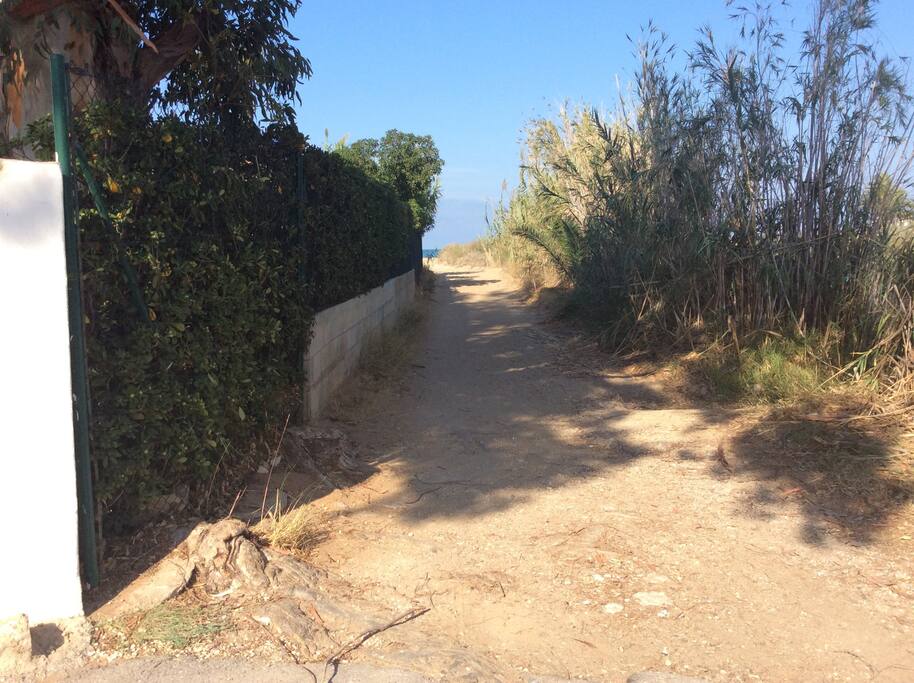 El camino que lleva a la playa. Justo enfrente de la urbanización.