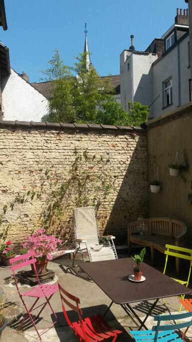 La cour, ensoleillée de 12 à 15h