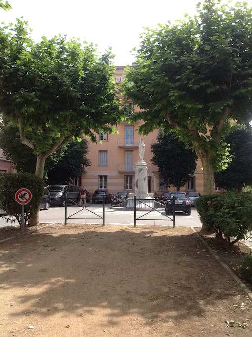 Bâtisse où se trouve mon appartement, situé au fond de la place Padoue.
