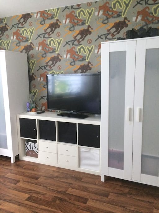 TV und separater Kleiderschrank
