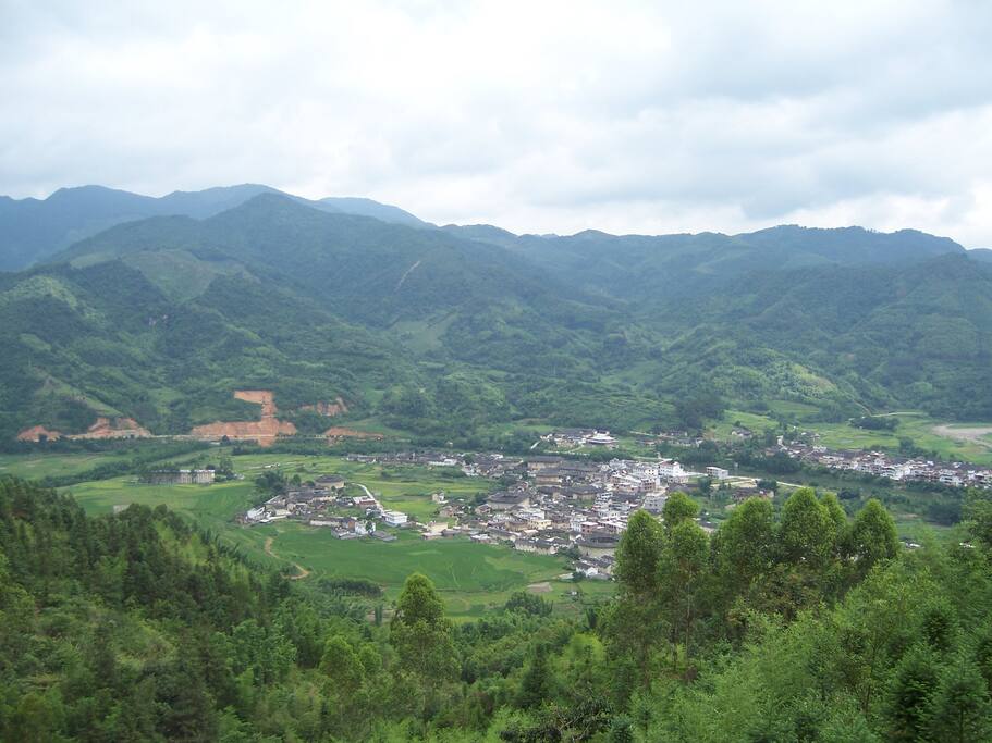 房子后山,村子概览
