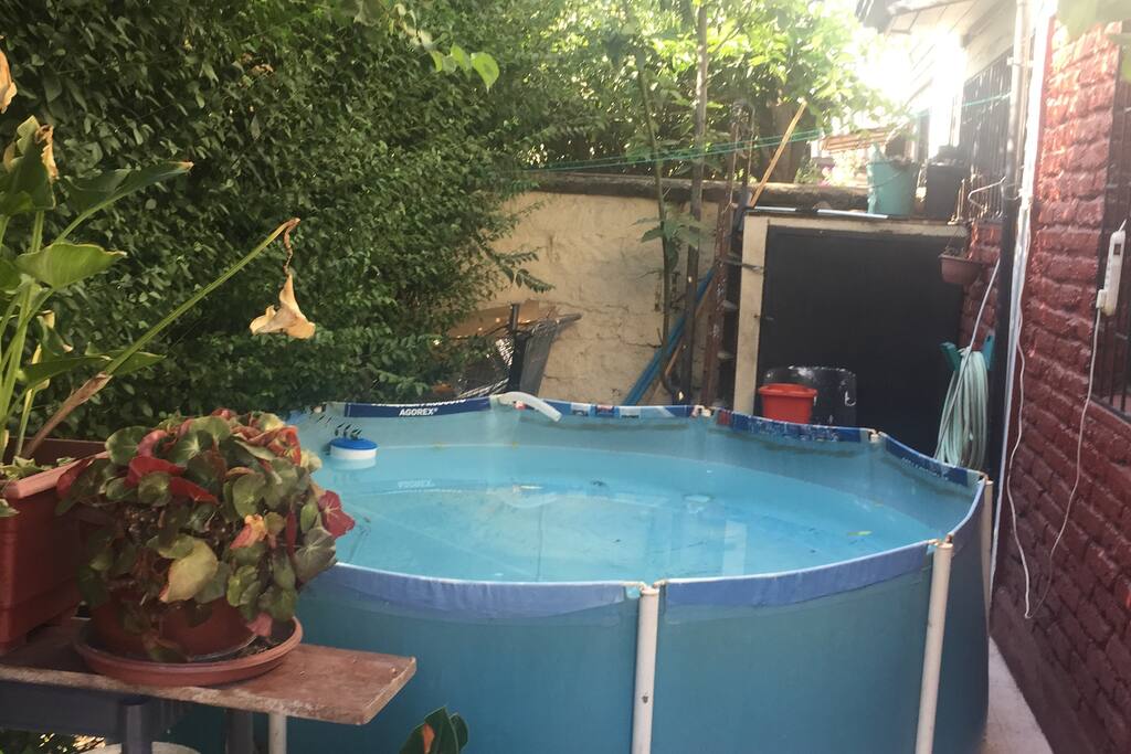 Patio con pequeña piscina