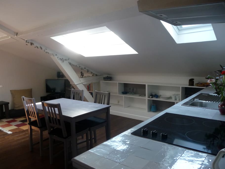 Vue sur le salon, très lumineux