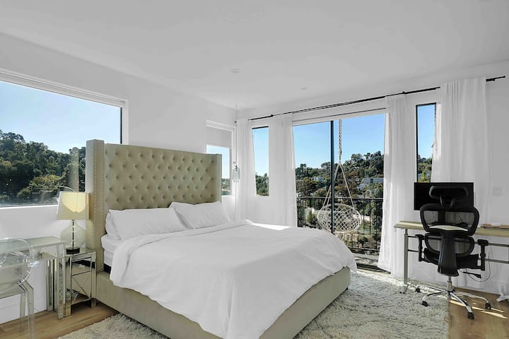 主卧配有高大的床和全景。 