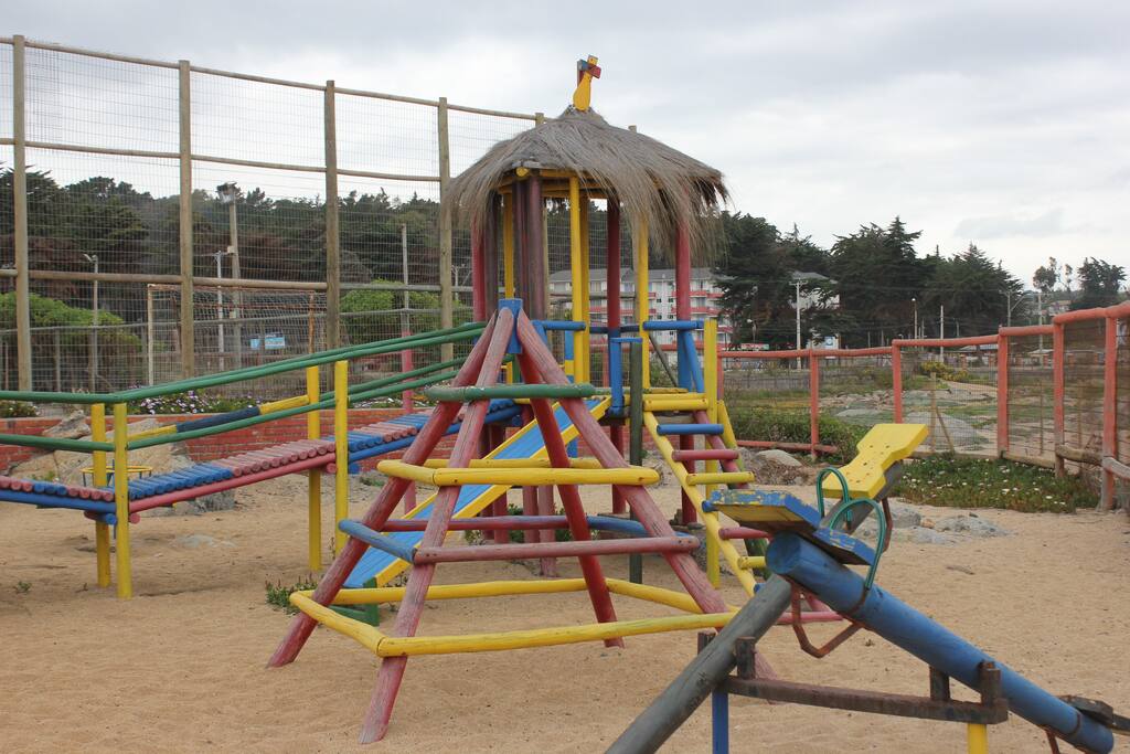 Area de juegos infantiles, canchas y club house