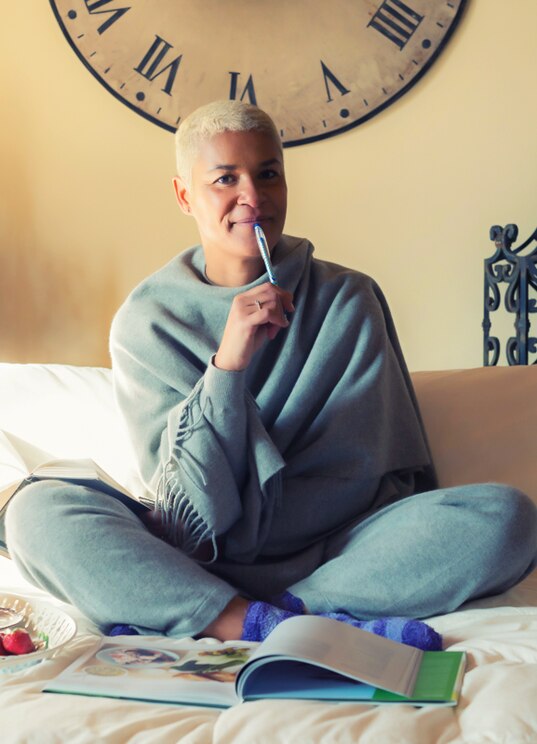 Show full-screen, host-provided image