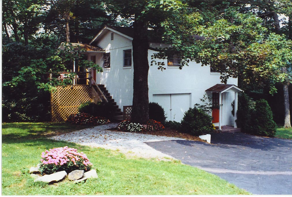 Guest House at Colonial Pines Inn: Upper Level Apartment with Deck
