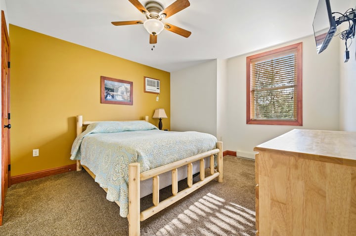 3RD FLOOR BEDROOM - QUEEN BED, COMFORTABLY SLEEPS 2