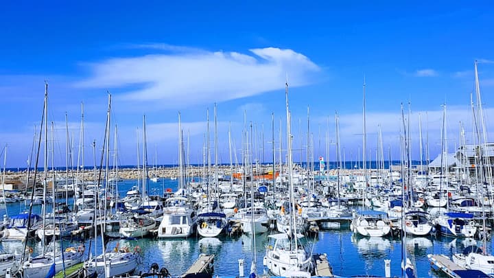 Sea marine. Портовая лодка. Sea marine. White sea marine services. Закат в порту бодрума.