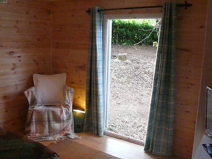 Спална соба со двојни врати надвор 