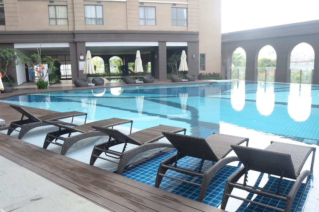 Infinity pool on the 2nd floor