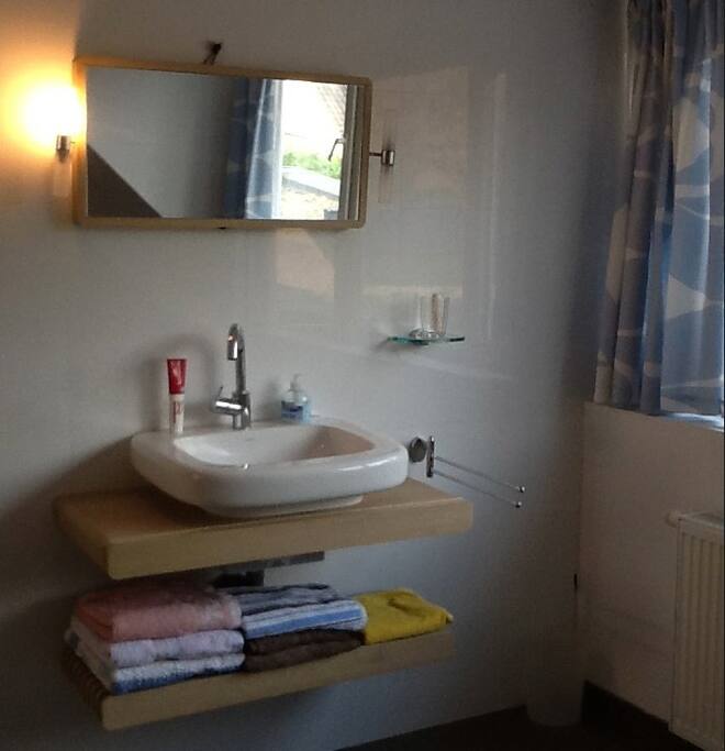 Wastafel gedeelte in de ruimte douche en toilet