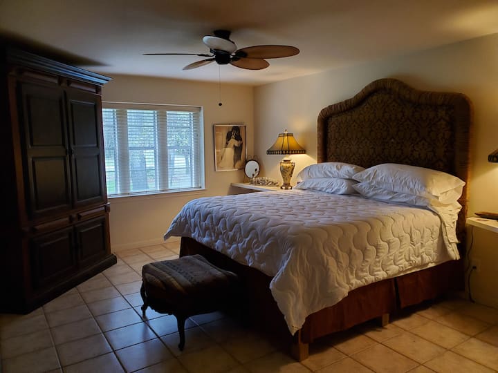 ห้องนอนใหญ่เป็นภาพของความเงียบสงบ!  เตียงขนาดคิงไซส์ขนาบทั้งสองด้านพร้อมขาตั้งกลางคืนในตัว  ฉันเก็บนิตยสารหลากหลายไว้ที่นั่นเพื่อความเพลิดเพลินในการอ่านของคุณ!  ประตูบานเลื่อนแยกมาสเตอร์สวีทออกจากถ้ำ