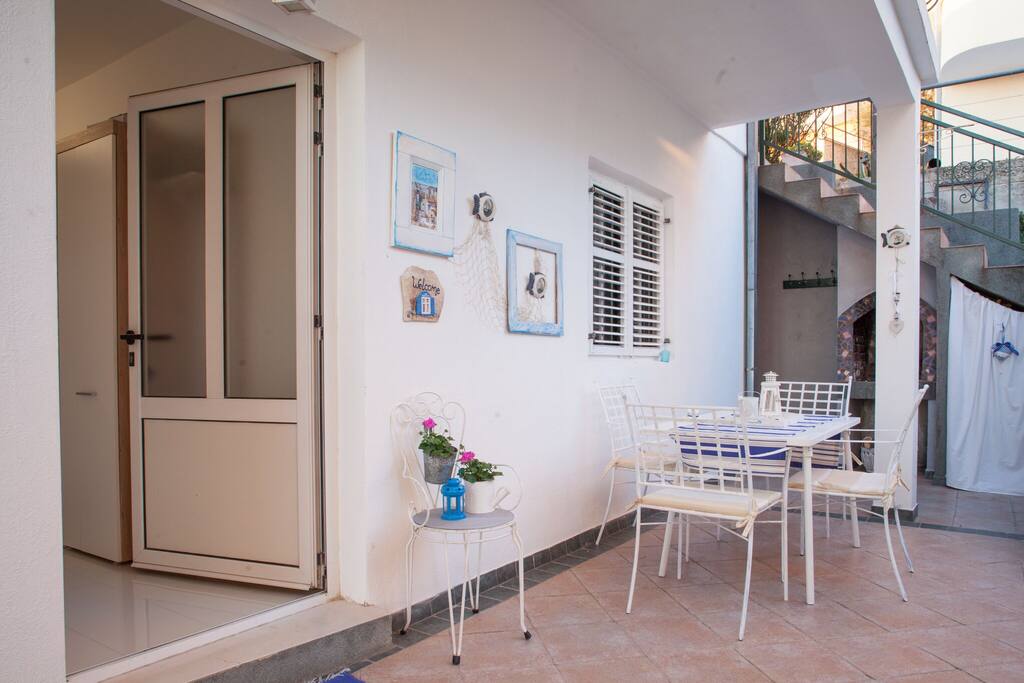 Entrance/Courtyard with table and a fireplace