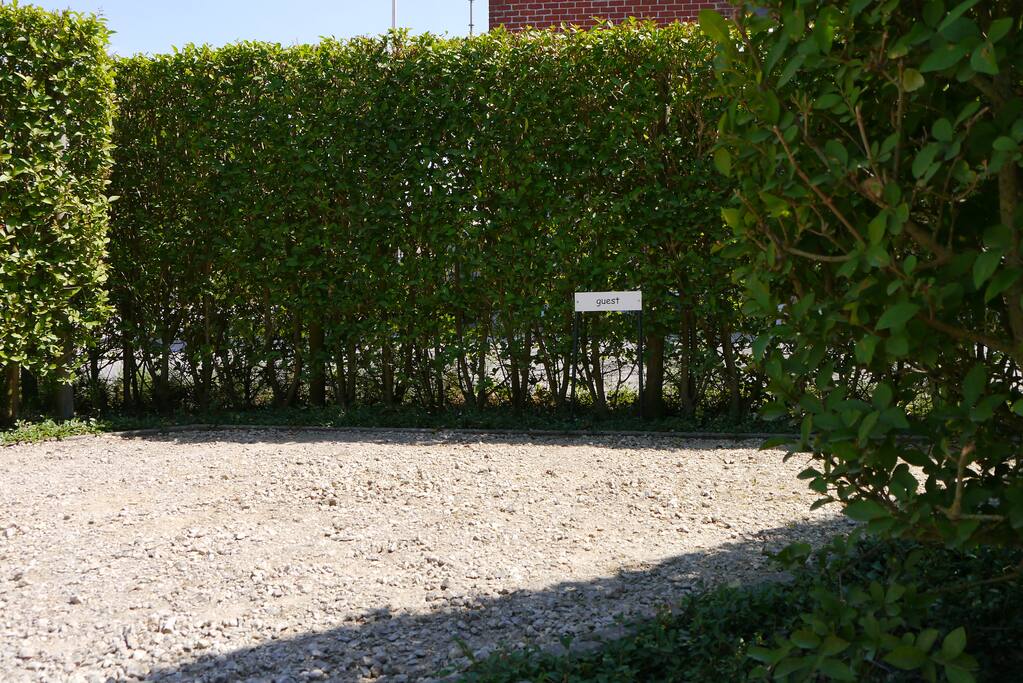 Een parkeerplaats is voorzien op onze oprit