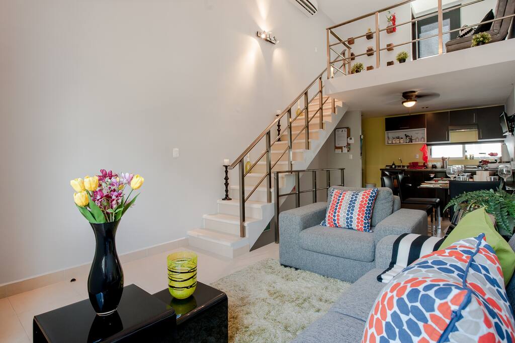Access to the mezzanino and visit's bathroom // Acceso al mezzanino y baño de visitas