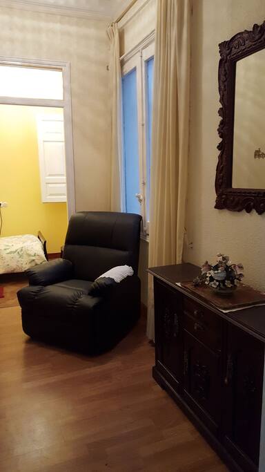 Recibidor, espacio anexo al dormitorio individual con un sillón de vibraciones relajantes.