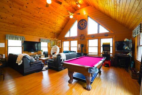 Cedar Log Cabin, Hot tub, Game room, Fireplace