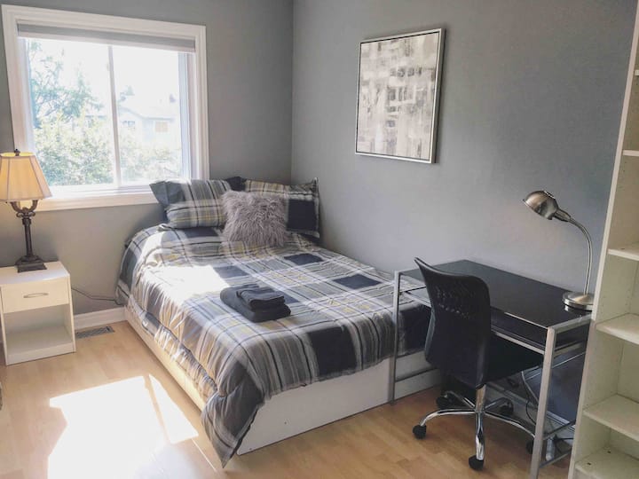 Habitación privada en una casa adosada de Orleans limpia y tranquila