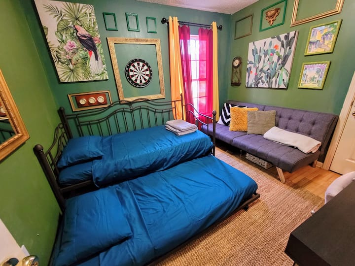 客房2配备全尺寸日间床、单人脚轮和一张标准双人充气床垫