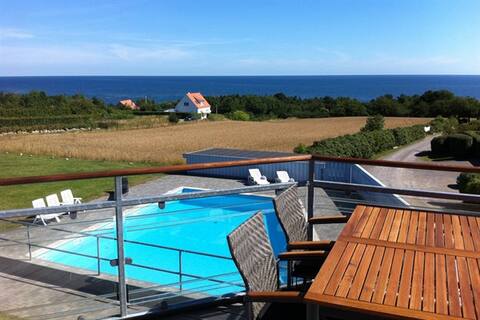 With seaview and pool. Incl. Electricity.