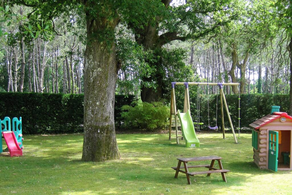Parc avec jeux pour enfants