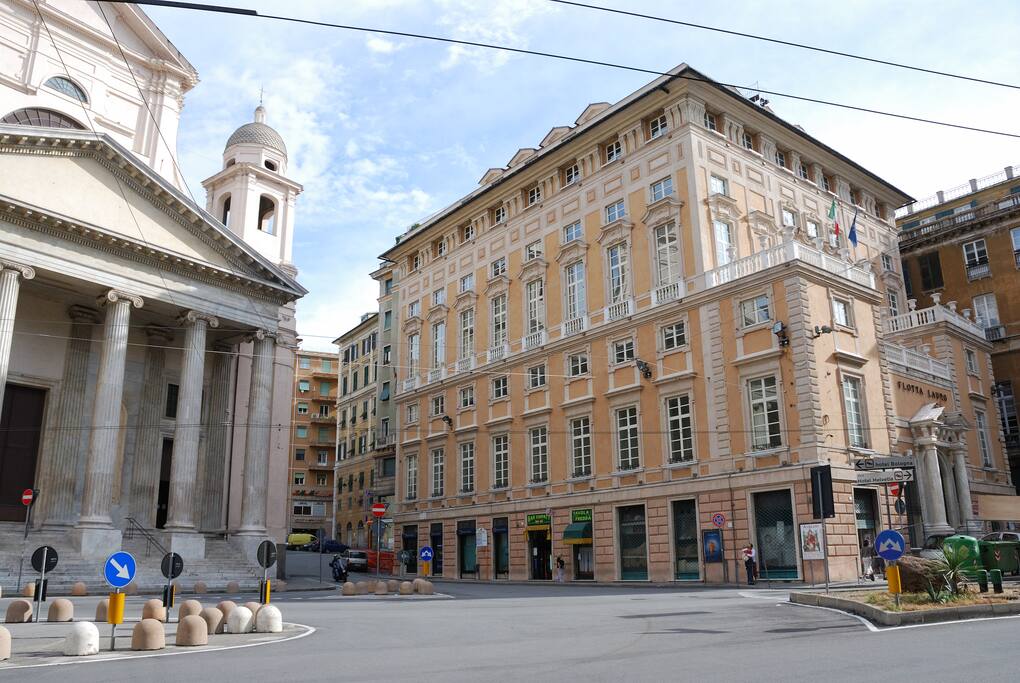 Vista esterna dalla piazza