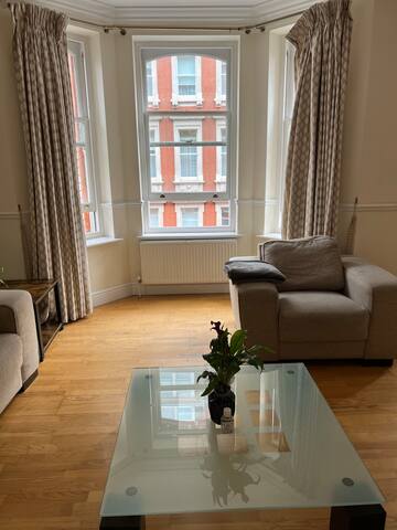 Luxury 3 bedroom, 3 bath apt by Oxford St & Soho gallery image 3